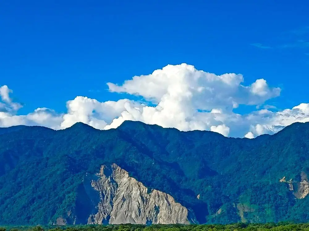 Mountains are only the problem
when they are bigger than you.

You should develop yourself so
   much that you become
bigger than the mountains
              you face.


@PhotographersCorner @CLoutPhoto @_photography 

Posted via @cloutfeed