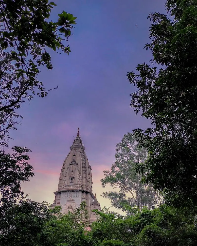 Birla Temple is one of the most famous temples & biggest tourist attractions in my holy city of Varanasi. The temple is situated in BHU & is dedicated to the Lord Shiva. Birla temple has the tallest temple tower in the world & the tower's height is around 250 feet 📿 #varanasi