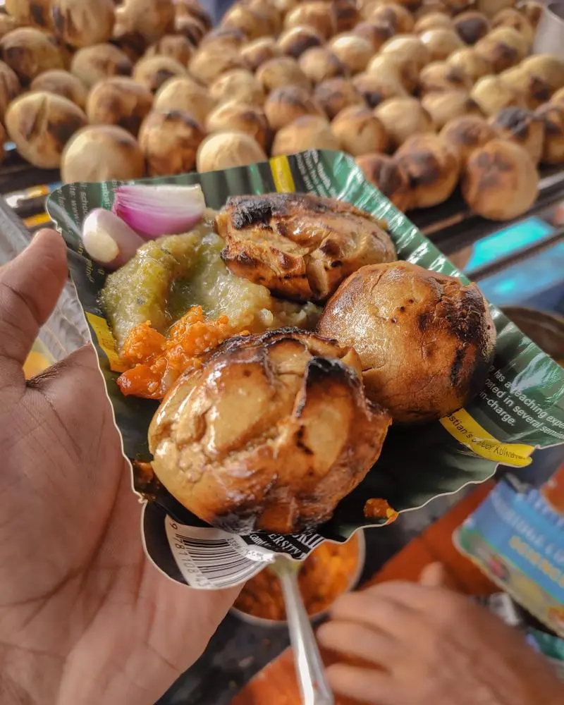 Street Food - Litti Chokha/Whole Wheat Dough Ball 🍘

This food orignated centuries ago in Bihar in the court of Magadha Empire. It is not only popular in India today, but has also made a special mark globally. You can easily find this Bihar speciality on the streets of #varanasi 