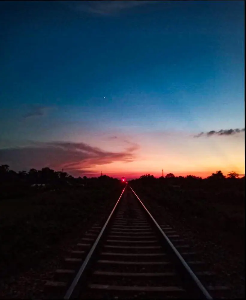 The sky speaks
 in a thousand
   colours.🌈

Posted via @cloutfeed