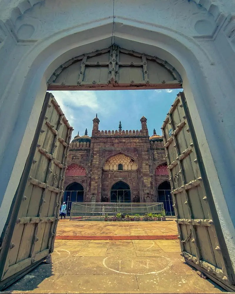 New Delhi's famous Red fort was visible from the Telescope of this Mosque situated on ghats of Varanasi in the 17th Century 🤯

For reading the full detailed story about this beautiful mosque do visit my IG handle - instagram.com/photographerbanarasi 🔄 (you will surely love it)