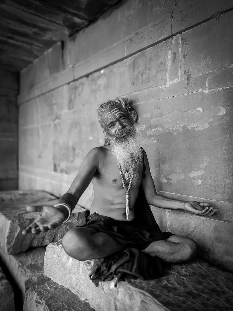 IN FRAME : Sadhu Baba / Monk 📿

In Hinduism, a sadhu (good man, holy man) is a religious ascetic or holy person. Although the vast majority of sadhus are yogis, not all yogis are sadhus. This way of life is open to women, the female form of the word is Sadhvi. #varanasi 