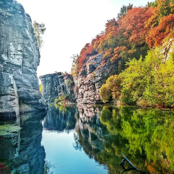 "Love of the homeland is the first virtue of civilized man". - Napoleon Bonaparte

Buksky canyon, Cherkasy region, Ukraine
Look for this impressive place in the village of Buki. The canyon was formed by the rocky banks of the Gorny Tikich River, which flows in Proterozoic granites about 2 billion years old. The local landscape is surprisingly reminiscent of the Scandinavian fjord. Moreover, the Buk Canyon is ideal for a family vacation. He is also adored by climbers, rock climbers and kayakers.
