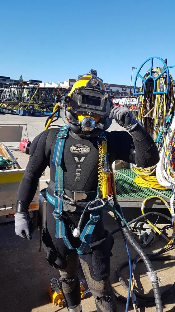What's up DeSo family! Hope your  doing well 😁
You all seem to be enjoying the diving pictures so here's one from a job I was on a few weeks back! Can anyone guess what this diver is about to go and do?